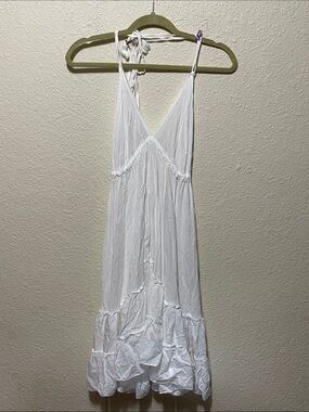 MIRA Women's White Halter Top
Ruffled Dress. Good Condition. Very Pretty. Size S